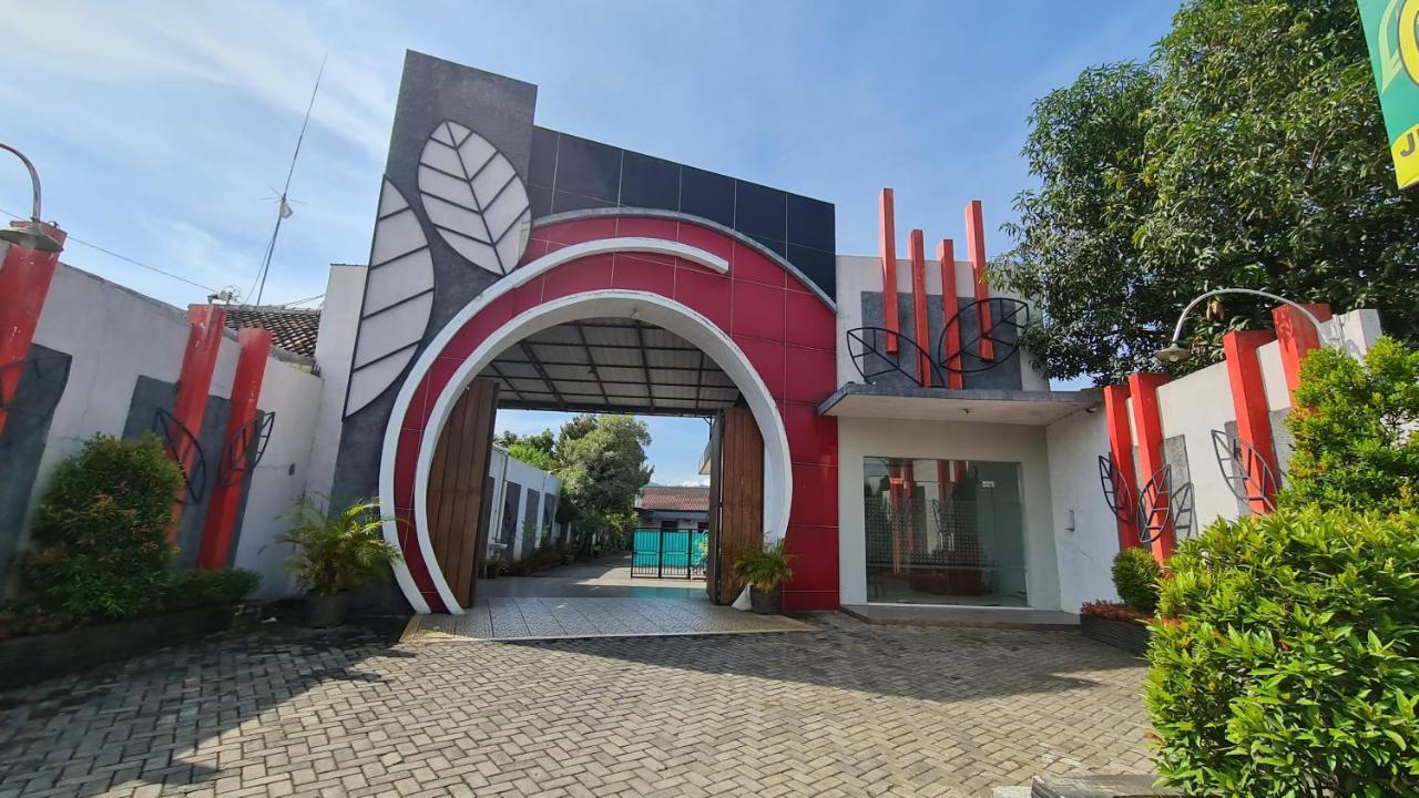 Oyo 90831 Hotel Gardenia Prambanan Surakarta  Экстерьер фото